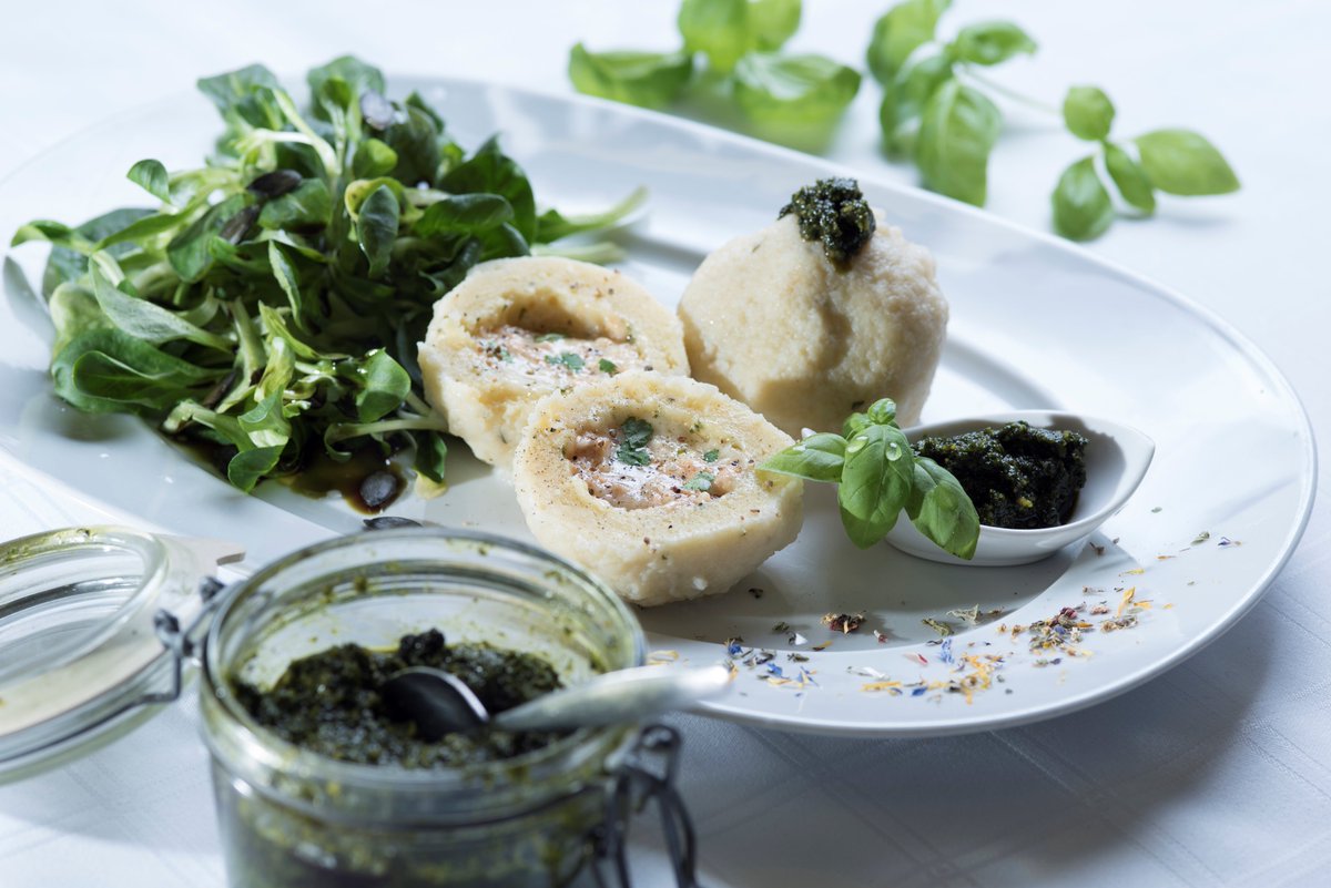 #Rezepttipp: Basilikum Stollenkäseknödel
#food #eat #foodphotography #foodporn #yummy 

oststeiermark.com/kulinarium/rez…