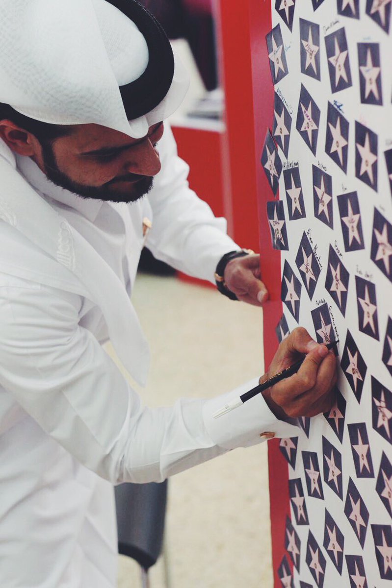 FilmClubQu's tweet photo. مدير مركز الابداع الثقافي الكاتب عيسى عبدالله يوقع على نجمته في حائط نجوم النادي!سعيدين بتشريفه لنا وملاحظاته القيمة اللي راح تفيد النادي.📽 https://t.co/BwuWBrIXo4