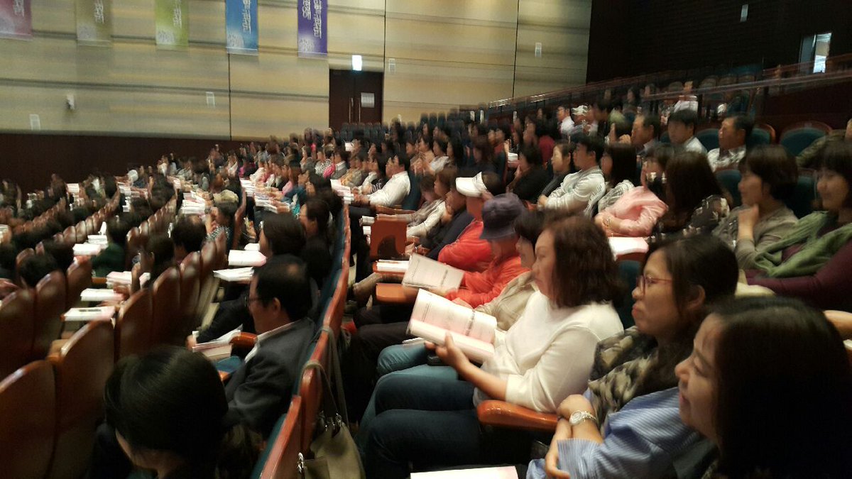 이웃이 이웃을 돕는 인적안전망 구축을 위한 복지마인드 향상 교육에 #성남시 좋은이웃 복지통장님들이 한자리에 모이셨습니다. 이재명 시장님의 인사말씀, 김춘애 강사님의 감성스킬 강연, 성남시 맞춤형 통합서비스의 질이 높아지리라 기대됩니다.^^