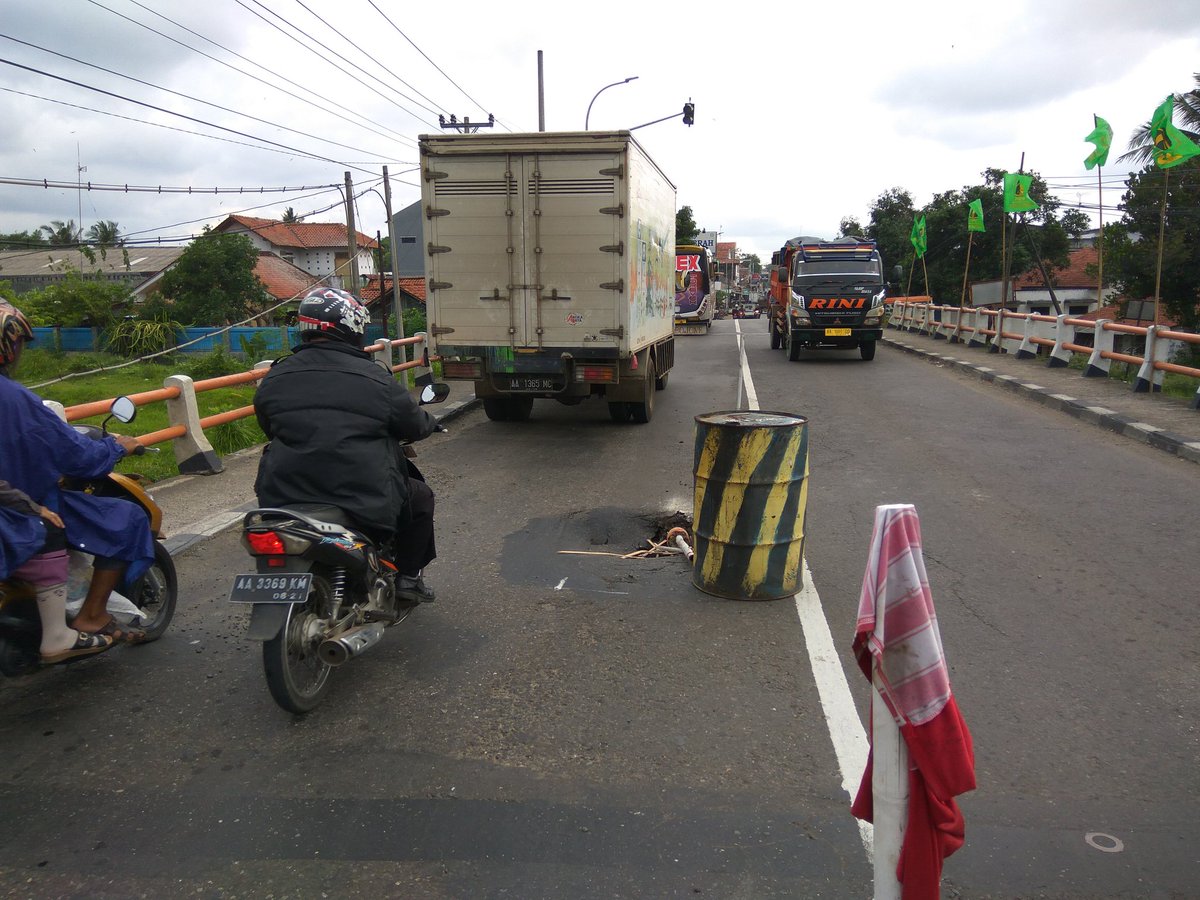 Jembatan lintas utama Jateng selatan. Kali Karanganyar Kab Kebumen. Berlubang ditengah. Mohon ditangani.
