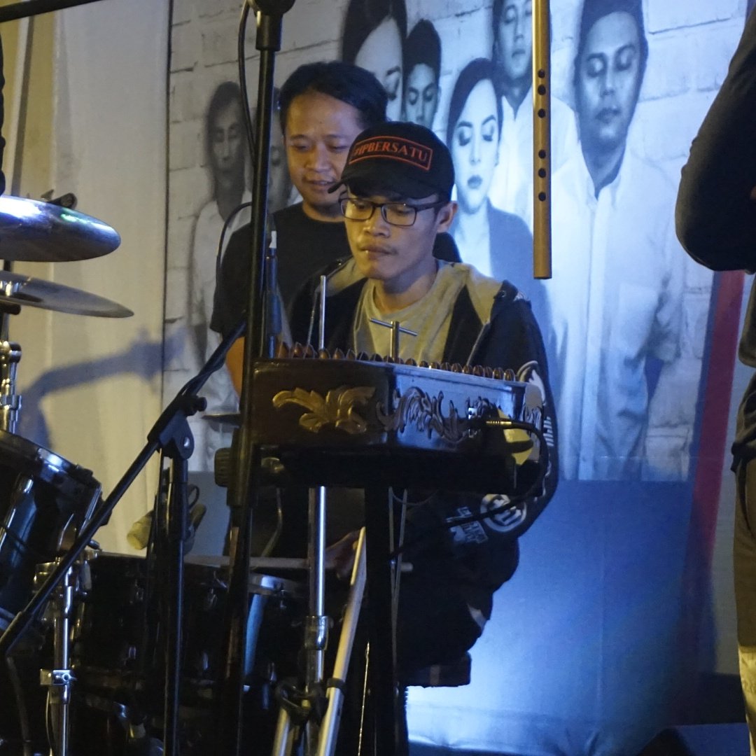 Sesi workshop di UNJANI Cimahi seruuu! Selamat, <a href="/fahridrums/">mf</a>! Dapat stik drum dari Kang <a href="/papay_soleh/">papay</a>. Uhuuyyyy!