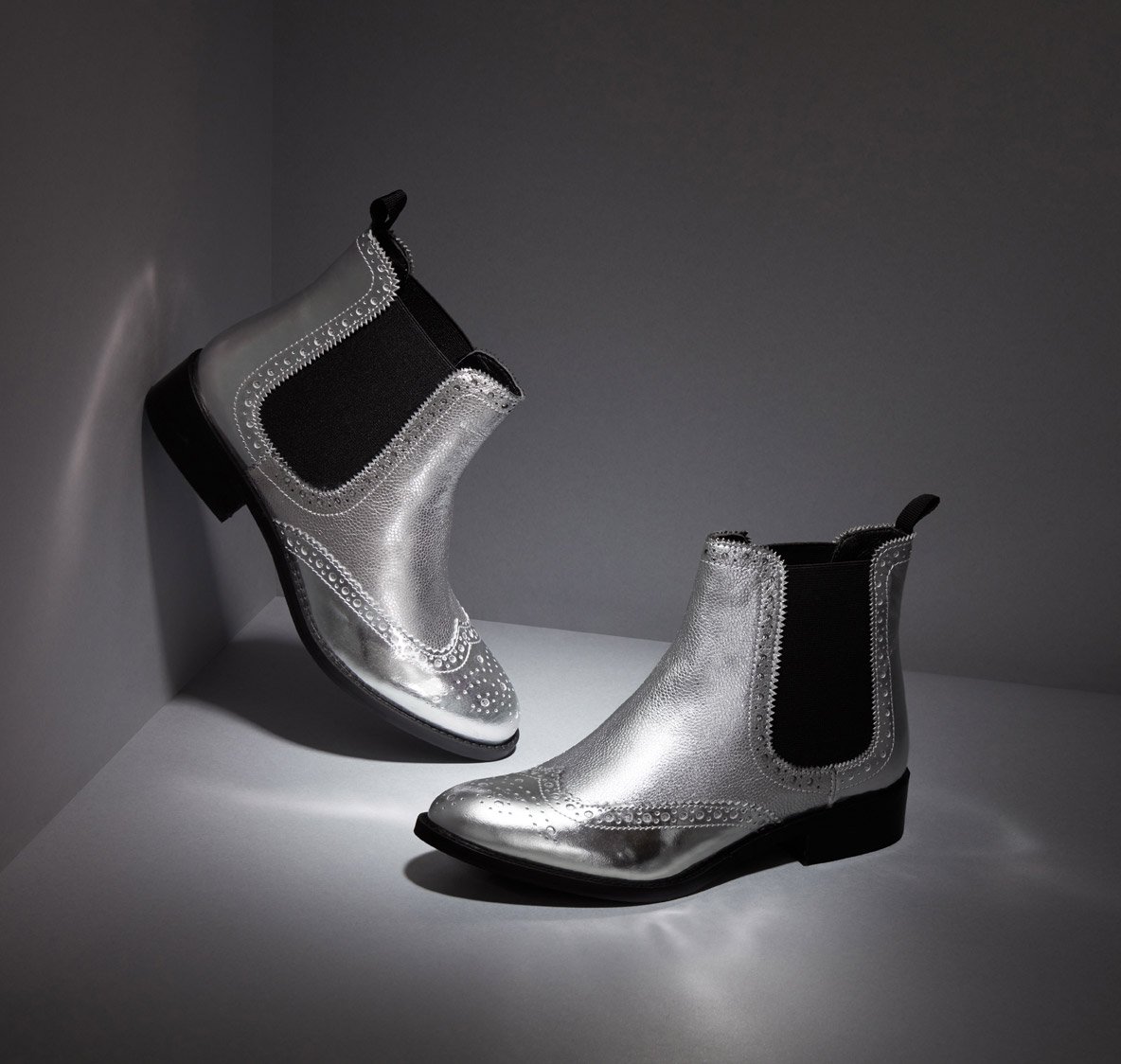 DuneLondonHelp's tweet photo. Revamp the Chelsea with some serious shine https://t.co/RVvgEnZNal #BootTribe #metallics https://t.co/6kVIvNv9z0