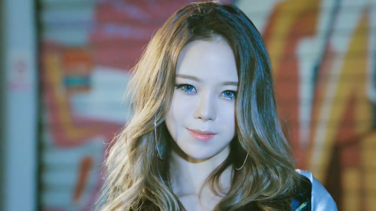 bulldokdaily's tweet photo. [CAPS] BULLDOK 어때요 OFFICIAL MV (1) https://t.co/5xww9xkg2n