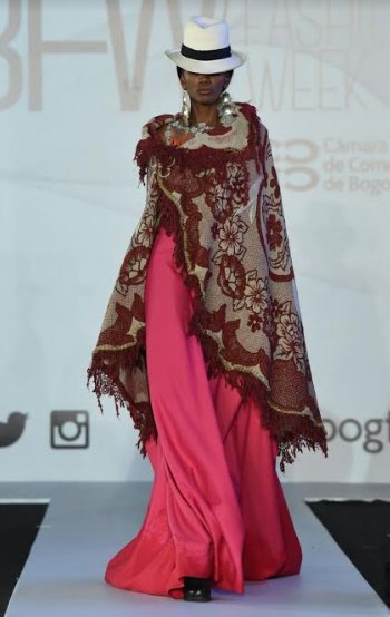 CulturaNacionAR's tweet photo. La diseñadora @catarautenberg con su colección #Malón fue la elegida para representarnos en la Pasarela #MICSUR2016 del @BogotaFW. @mic_sur https://t.co/LFmIaC5vbN