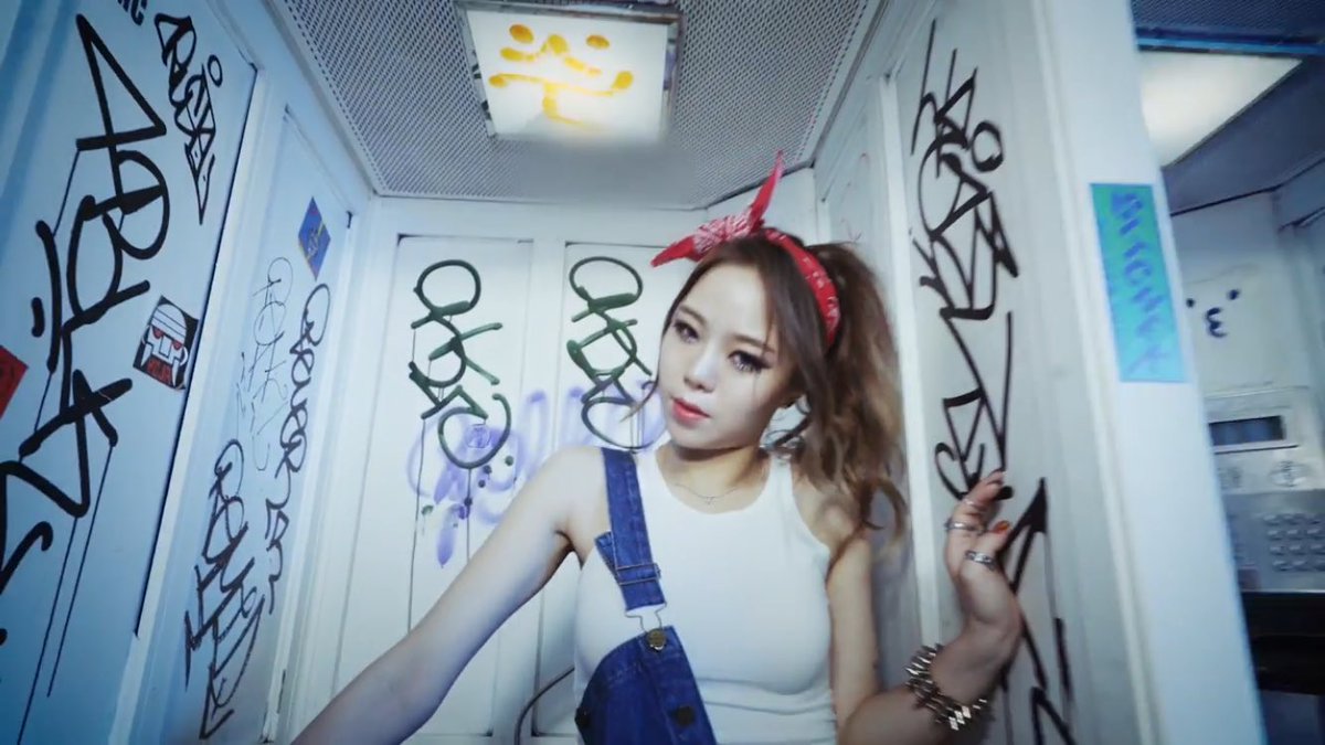 bulldokdaily's tweet photo. [CAPS] BULLDOK 어때요 OFFICIAL MV (4) https://t.co/mBoFRyZWsP