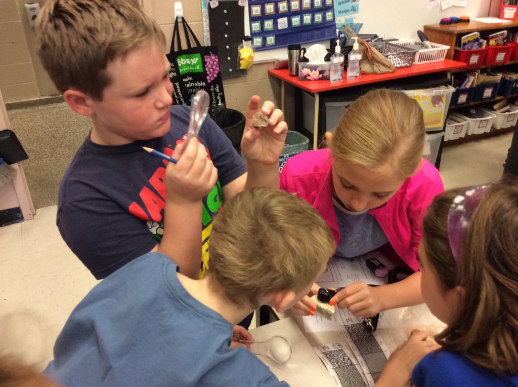 Thanks Mrs McCallum for coming in to speak with us and perform hands on rock activities with us for étoile de la semaine.