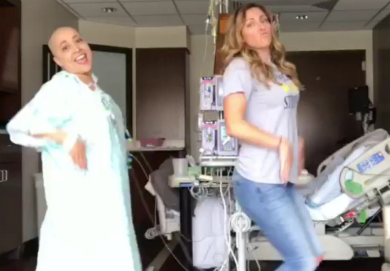 VoceroPR's tweet image. [Viral] Paciente de cáncer ‘se roba el show’ con baile en medio de tratamiento | ¡Tienes que verla! ow.ly/fxMf305mRzC