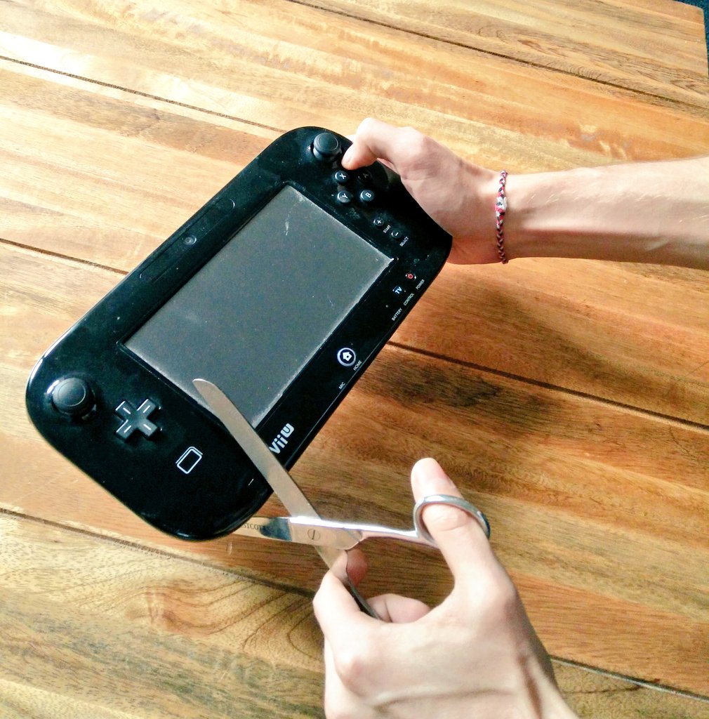 goldenmoustache's tweet photo. Actuellement en train de créer une Nintendo Switch. https://t.co/MGwFPH8bj1