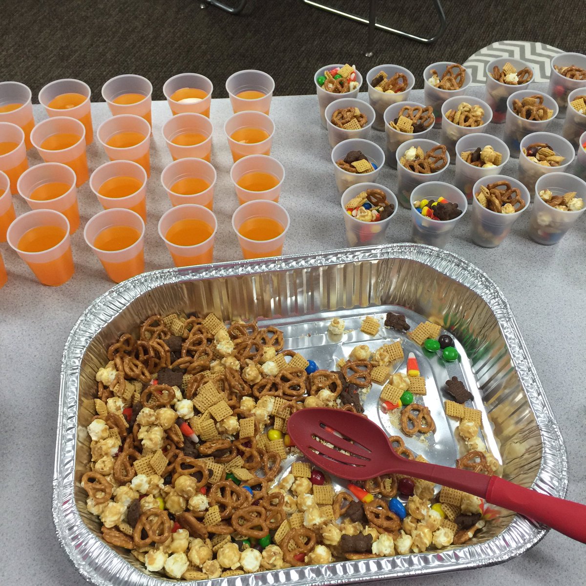 Jhughey7's tweet photo. Scarecrow crunch &amp; pumpkin punch! #mixtures #solutions #arrays #mshugheysclass @THEdodddinos https://t.co/dd3DByvNCj