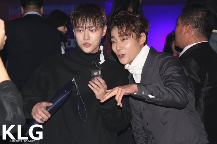 UNIQ_Bar's tweet photo. 161020 首尔时装周 #유니크 #성주 #승연 https://t.co/erfKqmMTa3