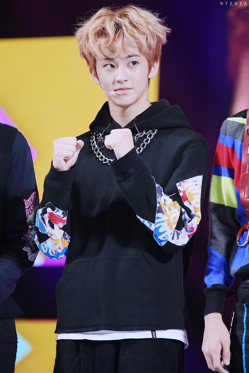 an_hour_ago99's tweet photo. 161016 😍💕💕
#마크 #MARK #NCT127 https://t.co/sDvSEjoRrc