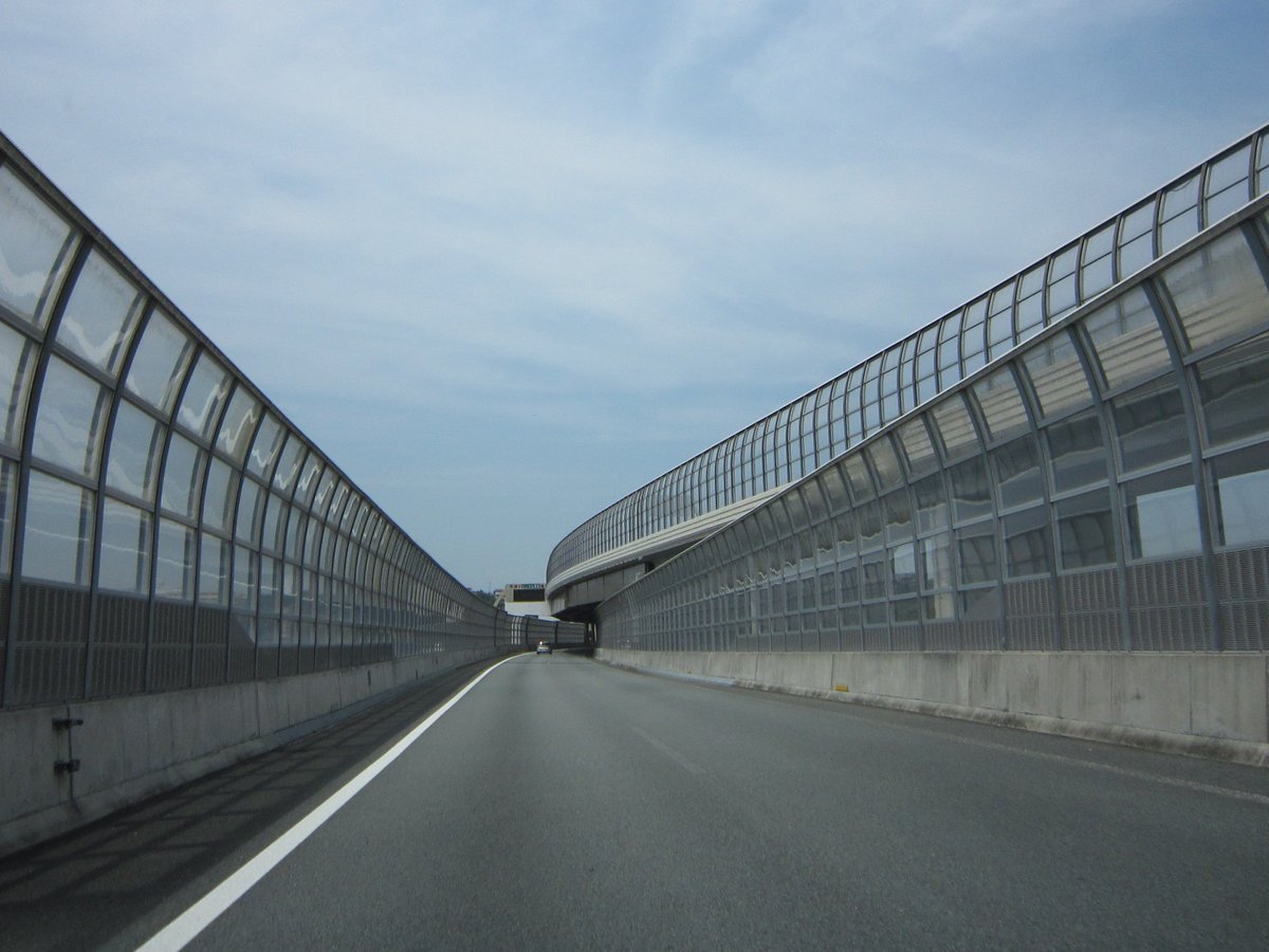 T T 圏央道 首都圏をぐるっと囲む環状道路 山の中や一面の田園地帯を通る区間もあれば防音壁に囲まれたり半地下に潜ったりと様々な姿を見せ 首都圏の広さを実感させる