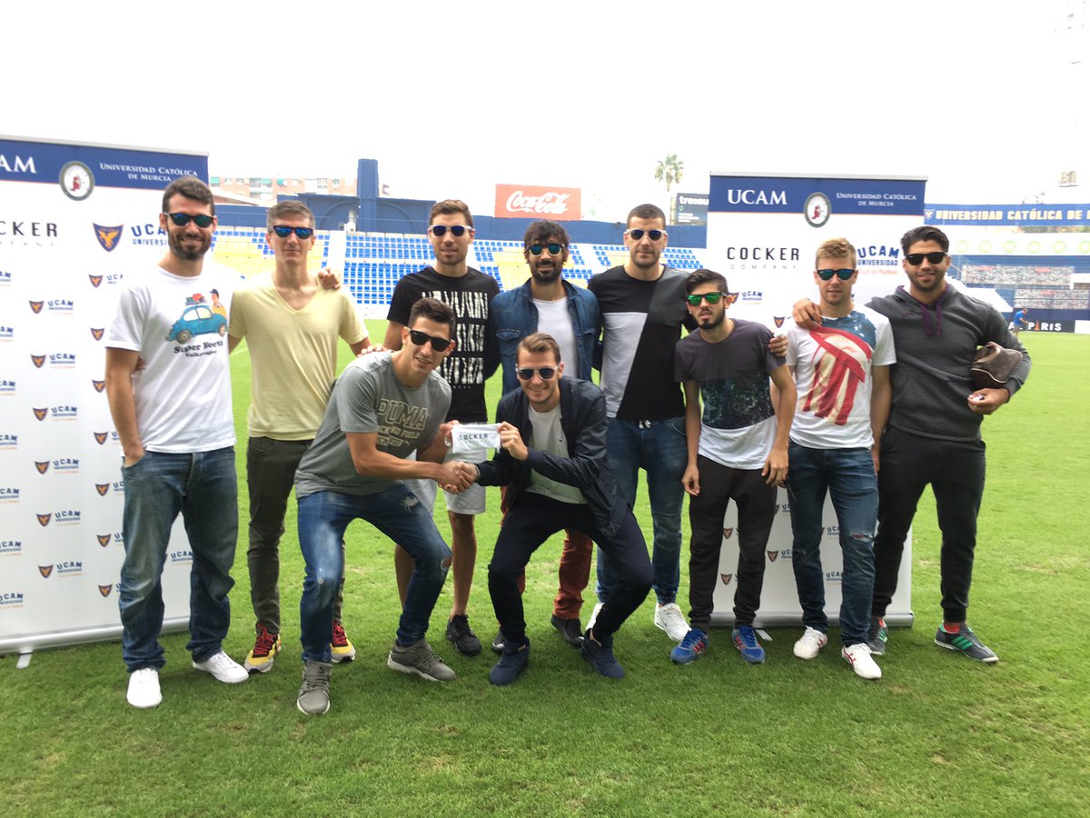 Los futbolistas del <a href="/UCAMMurciaCF/">UCAM Murcia CF</a> con sus gafas de <a href="/CockerCompany/">COCKER COMPANY</a> <a href="/ORMdeportes/">ORM Deportes</a>