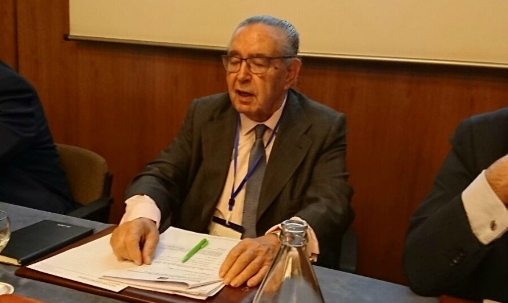 FCVCAM's tweet photo. Revisión de Viviendas en la 8ª jornada del #CIGCVR16 D. Alfonso Vázquez Fraile, Presidente de FCVCAM y CONCOVI: "La Revolución del Rodapie" https://t.co/JOLYPTqBdn