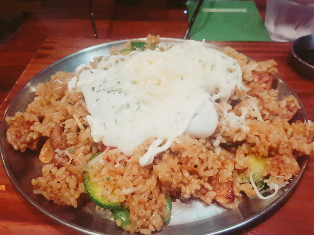 offclASTRO's tweet photo. 산하랑저는 맛있는거 먹으러와따요♡ 여러분들도 맛저하세요~ 
P.s 누가 산하머리좀..ㅎㅎ
#아스트로 #맛있게쬬 https://t.co/LxzCwRBaJl
