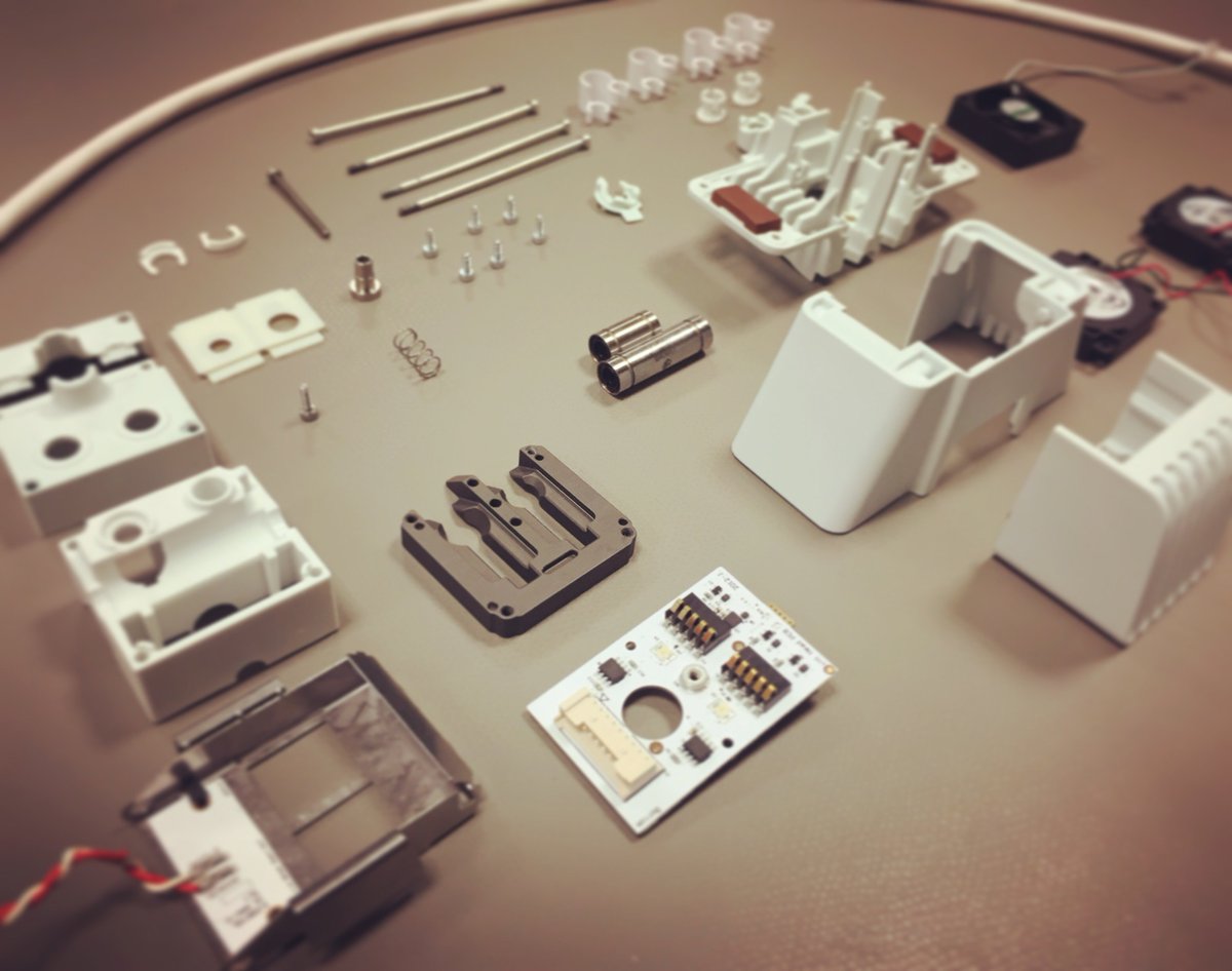 Here's a 1st look at the guts of a very well engineered #Ultimaker3 printhead.

Every detail has been engineered to the nth degree