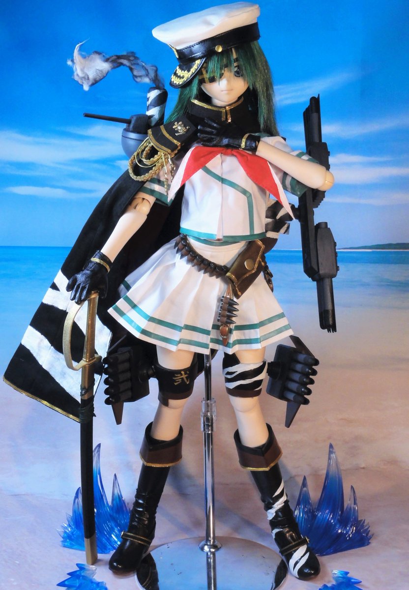 シンゴ 艦これの木曾改二 唯一 艤装をフル装備で作った艦これドール 完成直後に撮ったものだからまた撮り直したい 原作の隣にうちの子を貼る