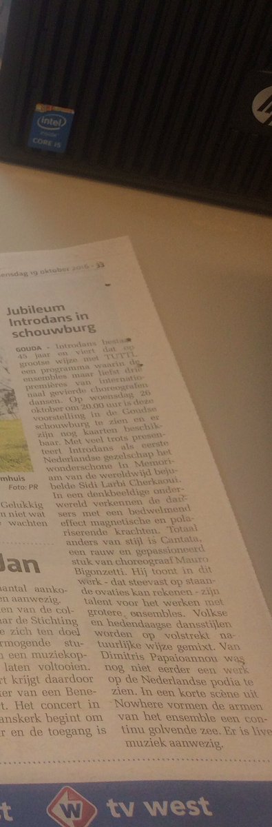 schouwburggouda's tweet photo. Twee mooie uitgaanstypes in @goudsepost vandaag! Goudse #JaapMulder in première en een jubileum! #feest #bijzonder #rodeloper https://t.co/uo7yZxuKOb