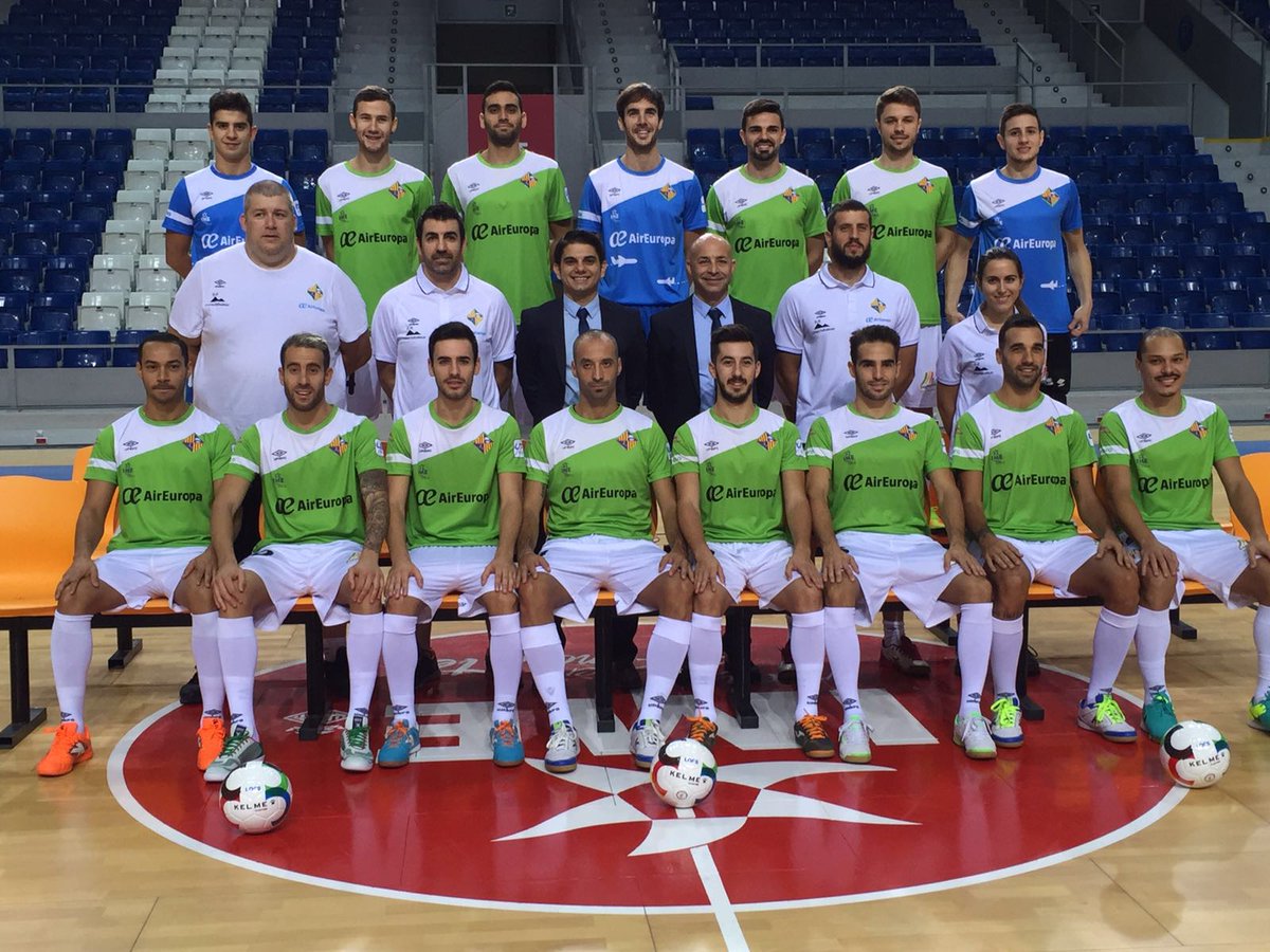 PalmaFutsal's tweet photo. ... Y luego nos hemos hecho la foto oficial de la temporada una vez que ya estamos todos. https://t.co/JE3Ooscm5W