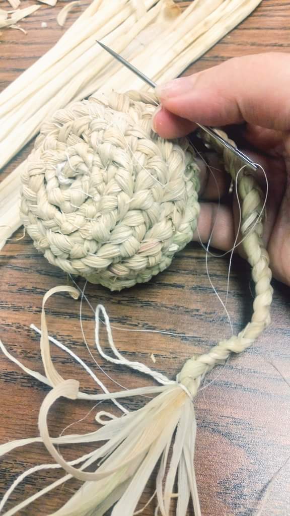 JennyKayDupuis's tweet image. #Indigenous Methods &amp;amp; Materials Class - the art of #cornhusk braiding. #ThrowbackThursday
