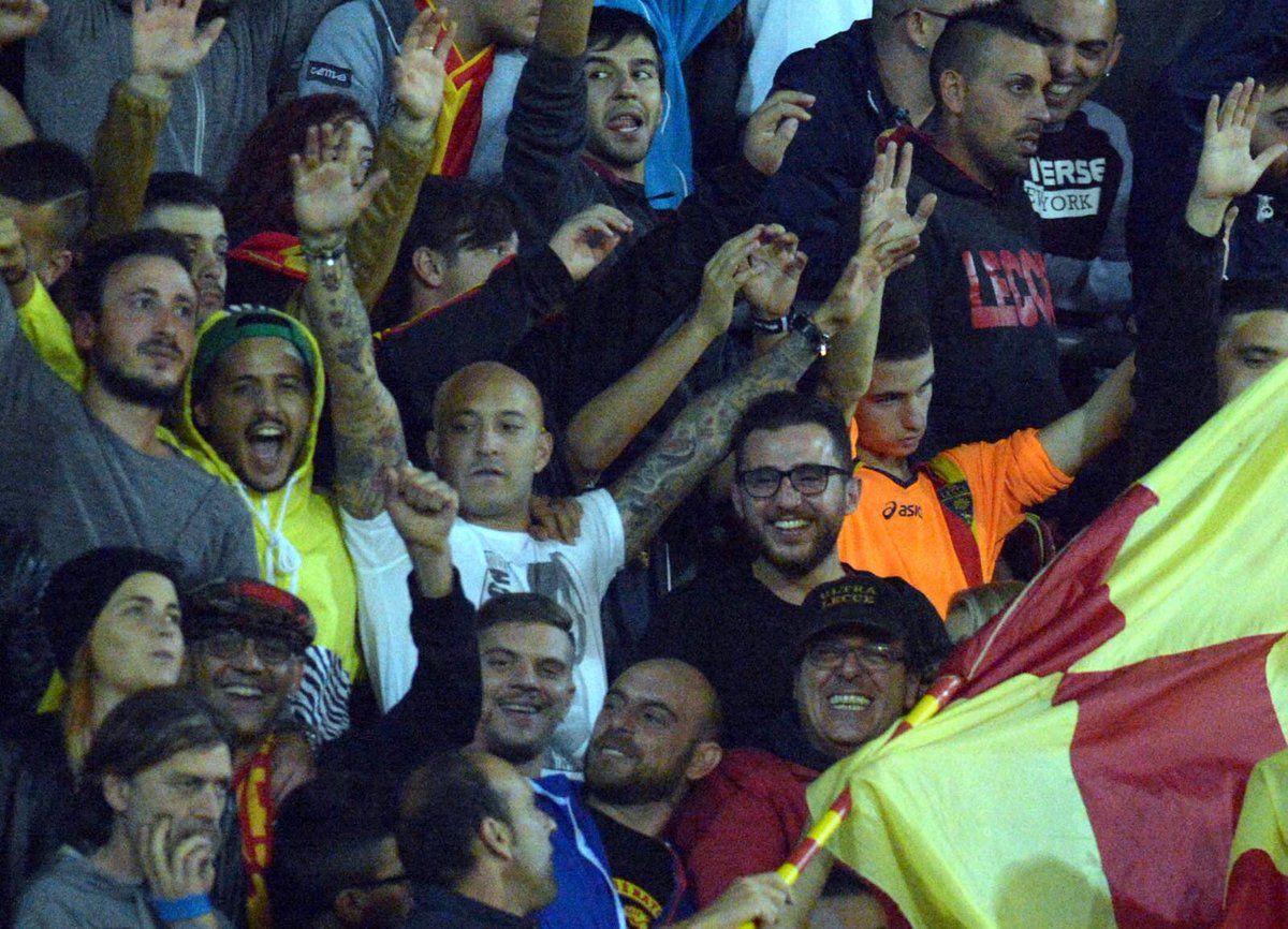 JChevanton's tweet photo. Prima in campo combattevo per questi colori adesso insieme a voi combatterò in curva nord grazie per tutto quello che mi dai 💛❤️ https://t.co/BbrTQMowt8