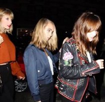 Tswift13Red13's tweet photo. Taylor out with Cara Delevingne and Dakota Johnson in New York tonight!
@taylorswift13 @Caradelevingne #DakotaJohnson #TaylorSwift https://t.co/dMLOnvjMEj