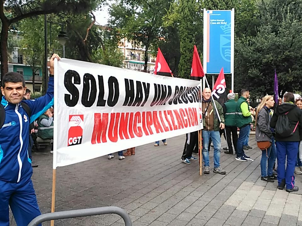 Ahora #HelechosEnLucha en la concentración de Plaza del Reloj.
La lucha sigue llueva o truene, hasta vencer.