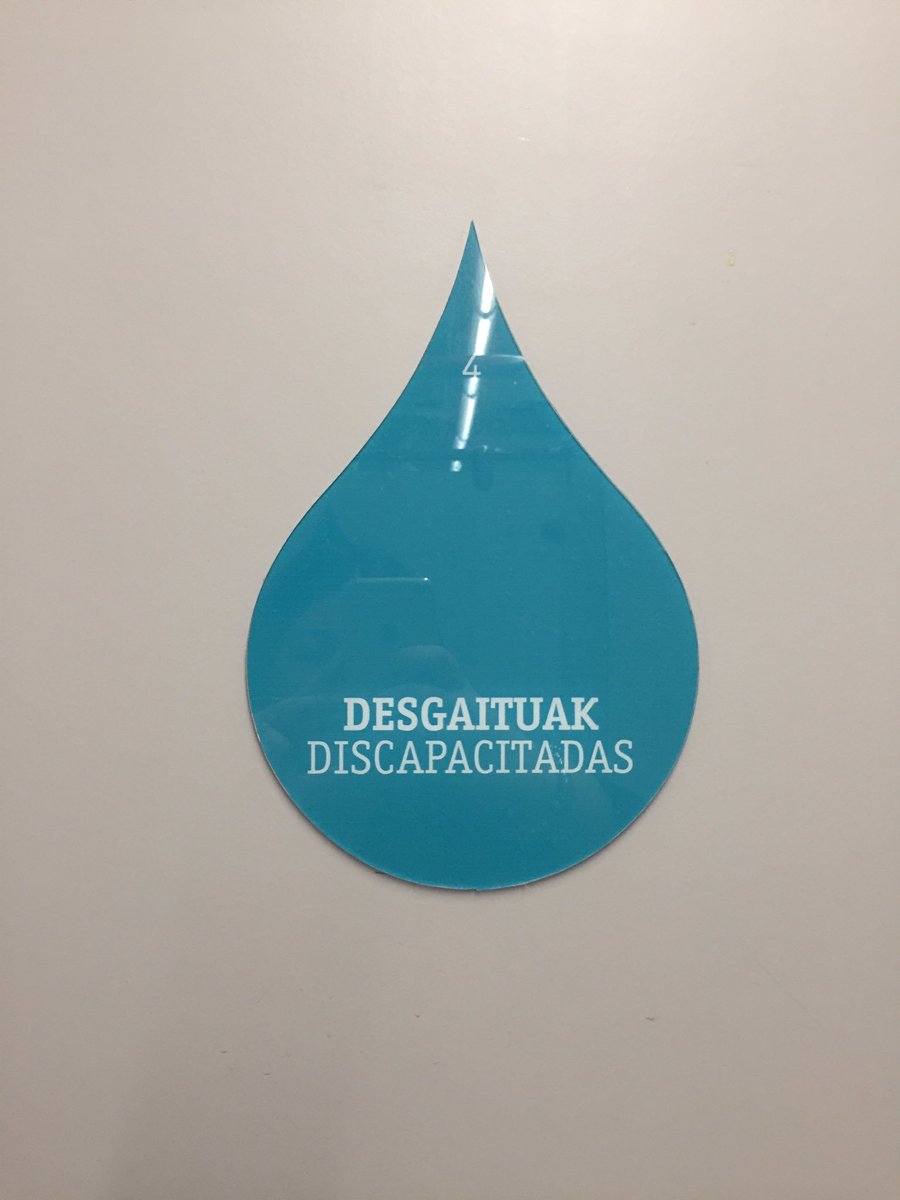 alaznus's tweet photo. @GetxoUdala Polideportivo Fadura. Duele leerlo. No son discapacitadas, son personas con discapacidad. Por favor, os ruego que lo cambiéis. https://t.co/ggg9Wb0nHI