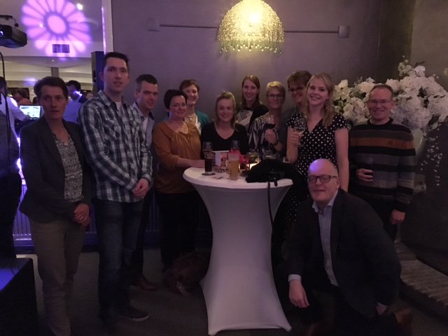 Procounttweets's tweet photo. Afgelopen vrijdag is collega Amanda met Frank getrouwd! Op deze foto staan we nog rustig te borrelen, maar daarna ging het feest los! :-) https://t.co/ABzOHtaTrC