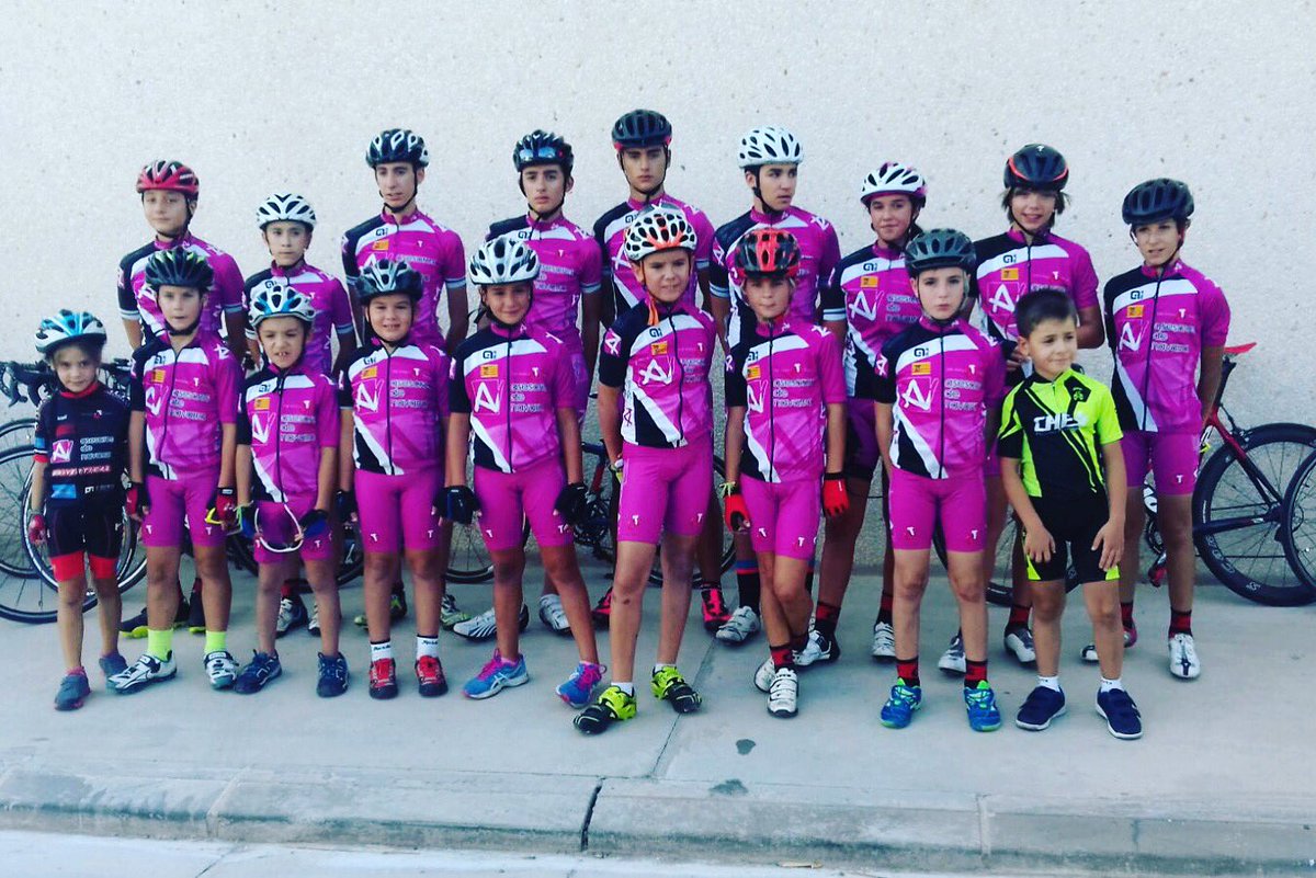 Aquí tenemos a parte de la escuela del club en la carrera que organizamos en Novallas