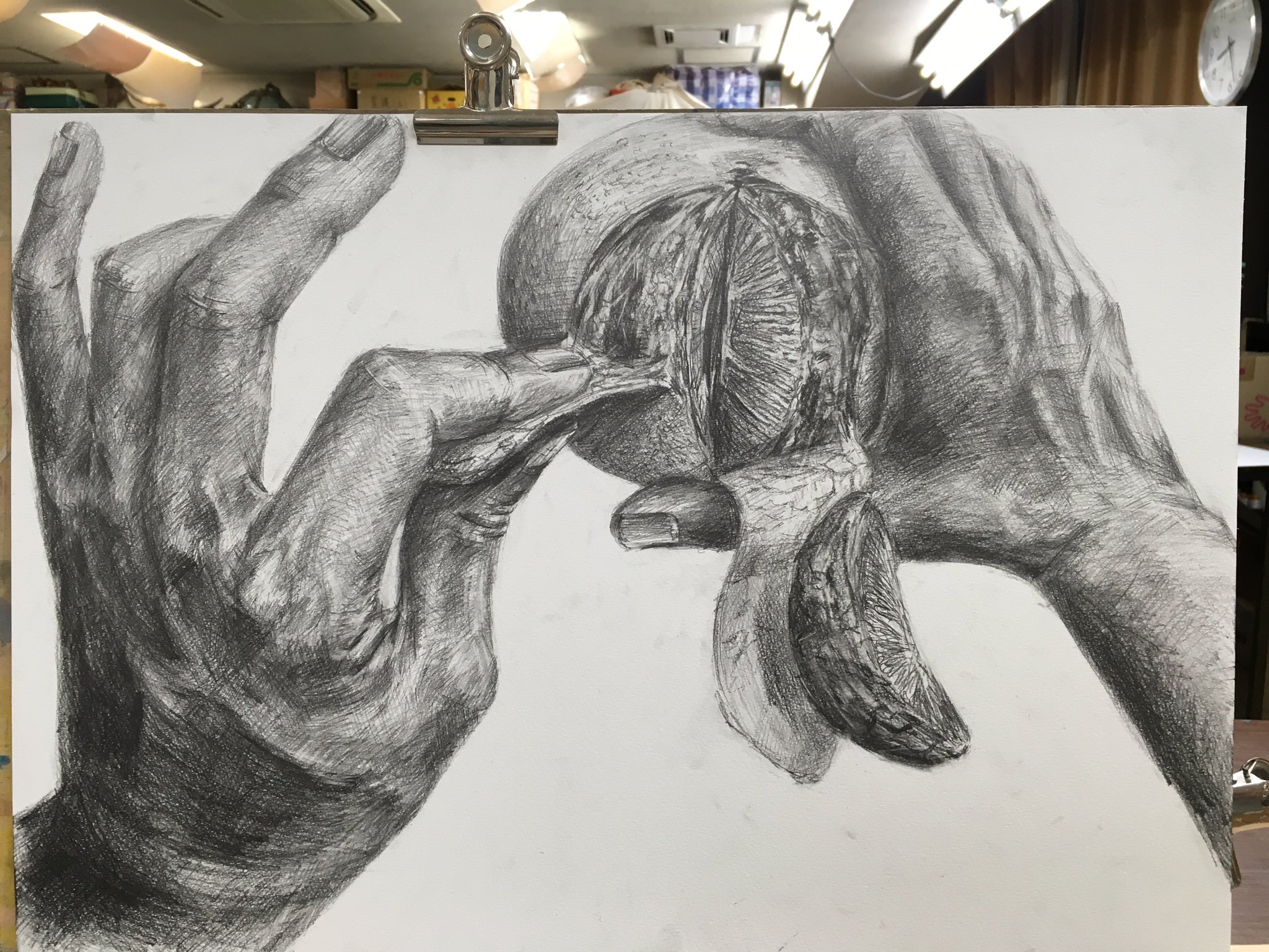 なかがわ かいせい デッサン5 5h No 61 果物を剥く手 多摩美課題 左手 みかんカス 構図悪い切れすぎ 右手の腱おかしい 右手握る方向謎 描く要素多すぎ あー 想像で描く系マジで無理 みかんなんも見ずにかけるわけないし チョイスミス 構図も