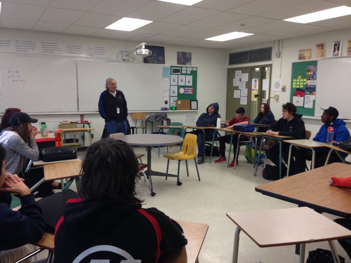 bowesm_7's tweet photo. L'aîné Noël Starblanket discute des traités numérotés en contraste avec d'autres traités #hist20 @CampbellFrYQR @RegPublicSchool https://t.co/wzoKuZ9dJt