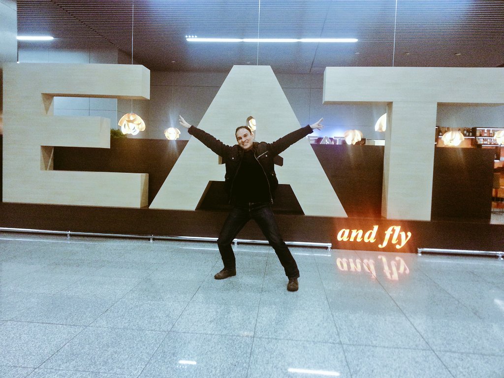 AlbertoSalsaman's tweet photo. Ready to fly home :D Landing @roseandcrownpub for another Salsa class #SalsaStow https://t.co/jTfEll6vXw https://t.co/eW2TruYwu6