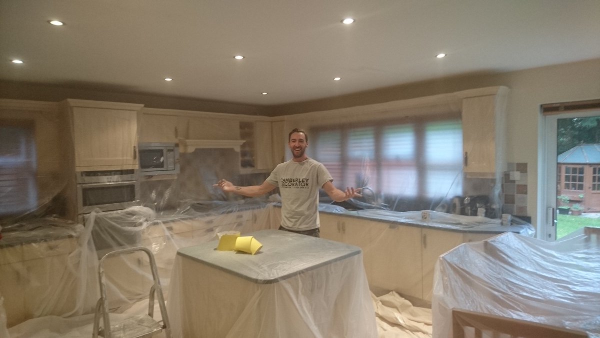 camberley_dec's tweet photo. When a customer asks if I'll be putting a sheet down, and I'm like.. 😁 #camberleydecorator https://t.co/dY76AGCIzU