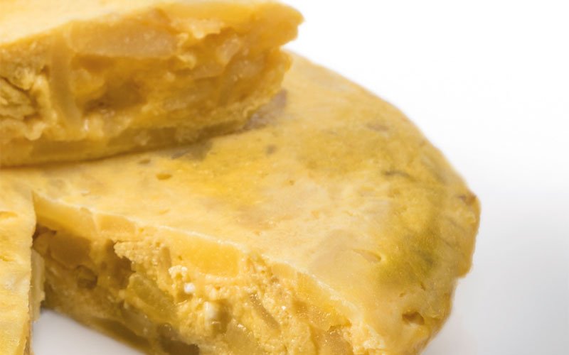 ¿Cuál es la mejor tortilla de patata? Este mes lo analizamos y te damos 5 increíbles recetas: de la tradicional a la más innovadora.