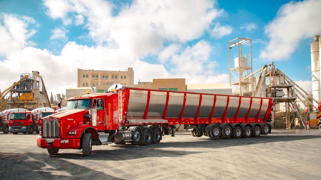 TroutRiverPE's tweet photo. .Thanks to our friends @ManaseerG for these pics of a #TroutRiver #LiveBottomTrailer at work in #Jordan. https://t.co/zMdsCtz6TI
