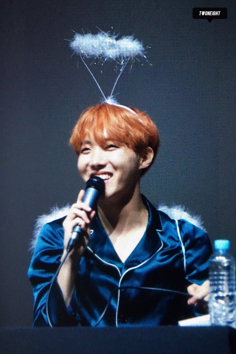 218_jhope's tweet photo. 161020 명동 #홉이 @BTS_twt 
호비천사 날아가면 안도ㅑ😭😭😭 https://t.co/ckdvsAz93p