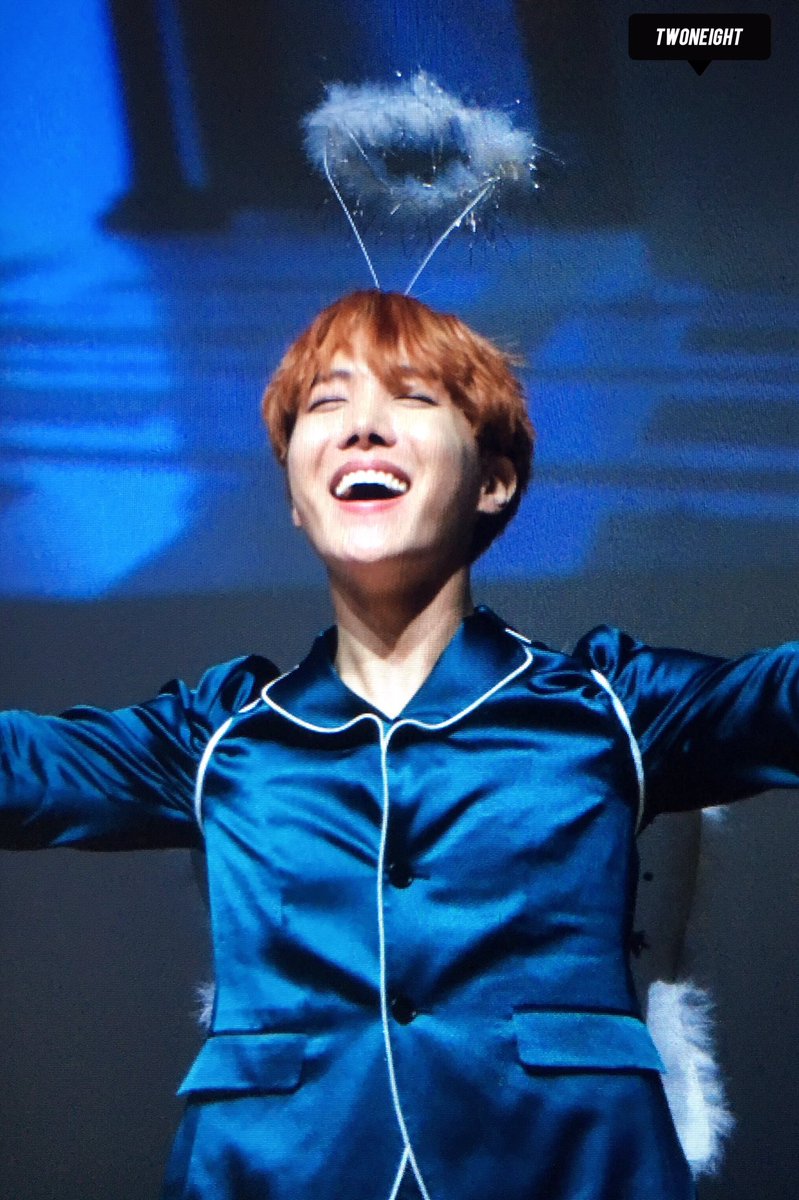 218_jhope's tweet photo. 161020 명동 #홉이 @BTS_twt 
호비천사 날아가면 안도ㅑ😭😭😭 https://t.co/ckdvsAz93p
