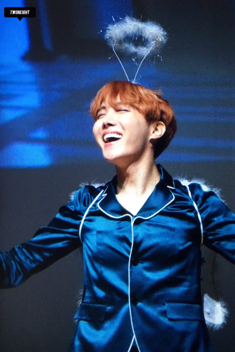 218_jhope's tweet photo. 161020 명동 #홉이 @BTS_twt 
호비천사 날아가면 안도ㅑ😭😭😭 https://t.co/ckdvsAz93p