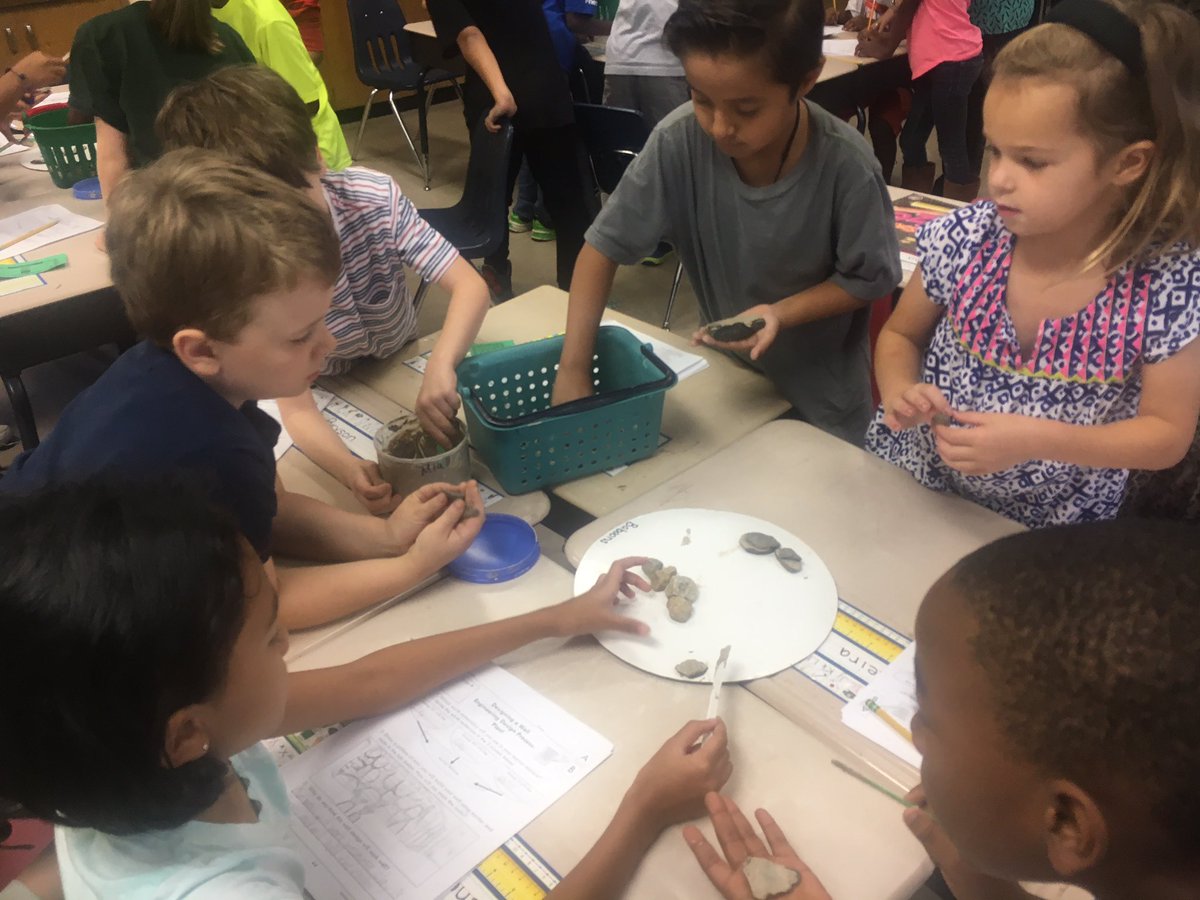 MsTaggartsClass's tweet photo. We are #materialsengineers. We mixed mortar and are building a wall to protect a garden. @EiE_org #STEM #STEAM #pbl @STEMGeorgia https://t.co/k3Ue2Vk9Q3