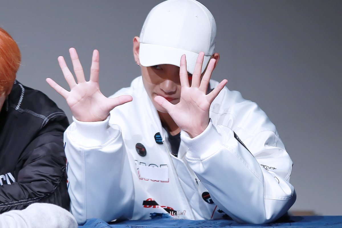 taehands tweet picture