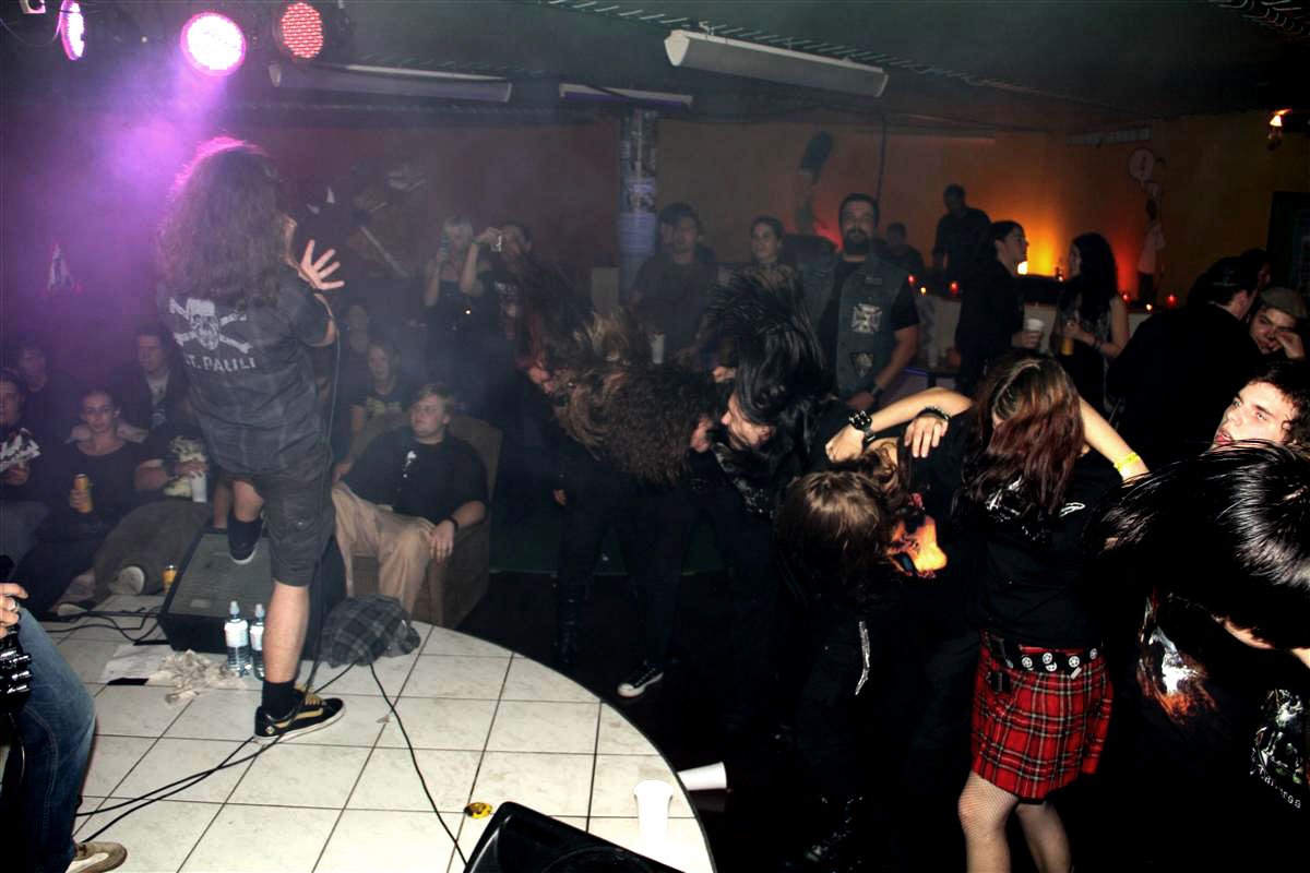 MandatoryMetal's tweet photo. 📷 #throwbackthursday: Back in 2010 there was madness in Steyr! 📷 
#tbt #mandatory #metal #austria https://t.co/8KewaZd8WV