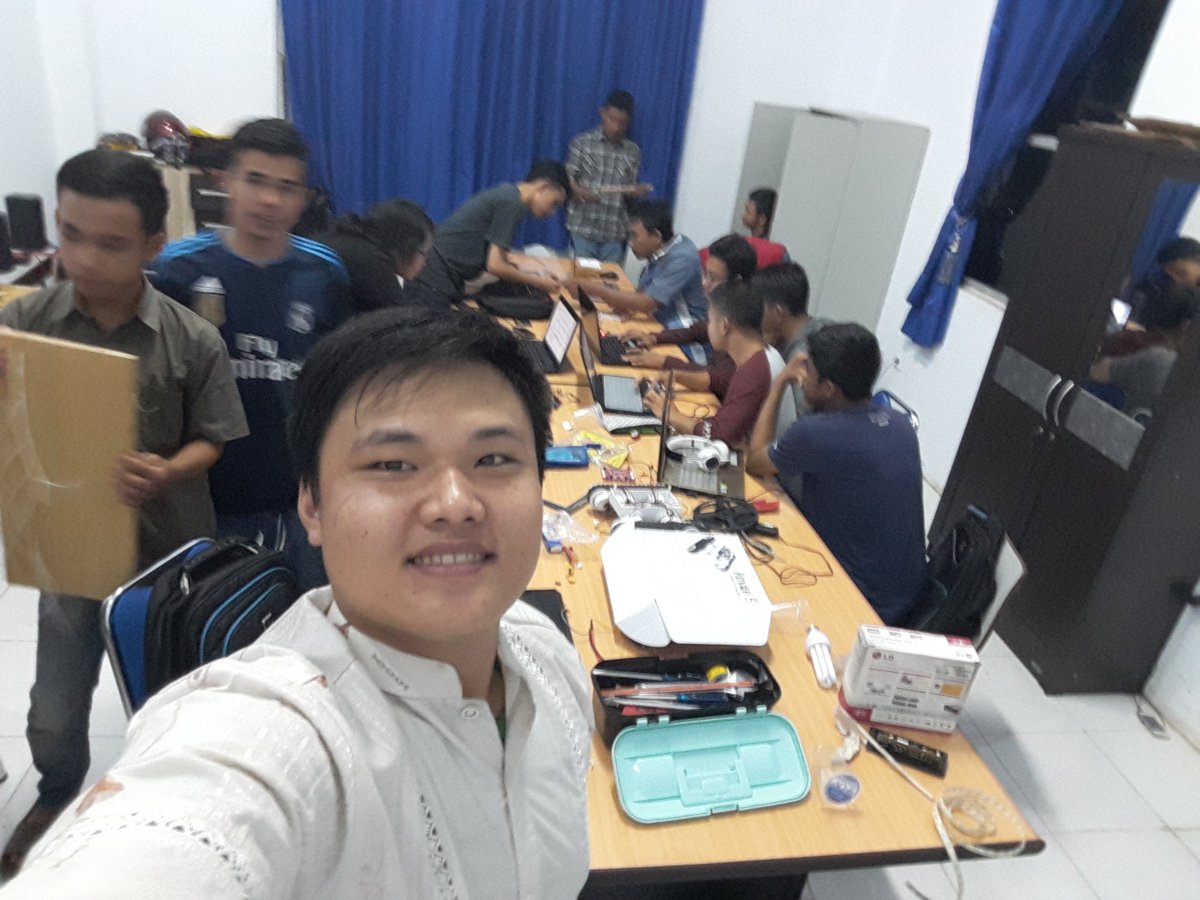 robotik_teknik's tweet image. a night with robotic team #robotics #makerobot #damkar @drivolto97