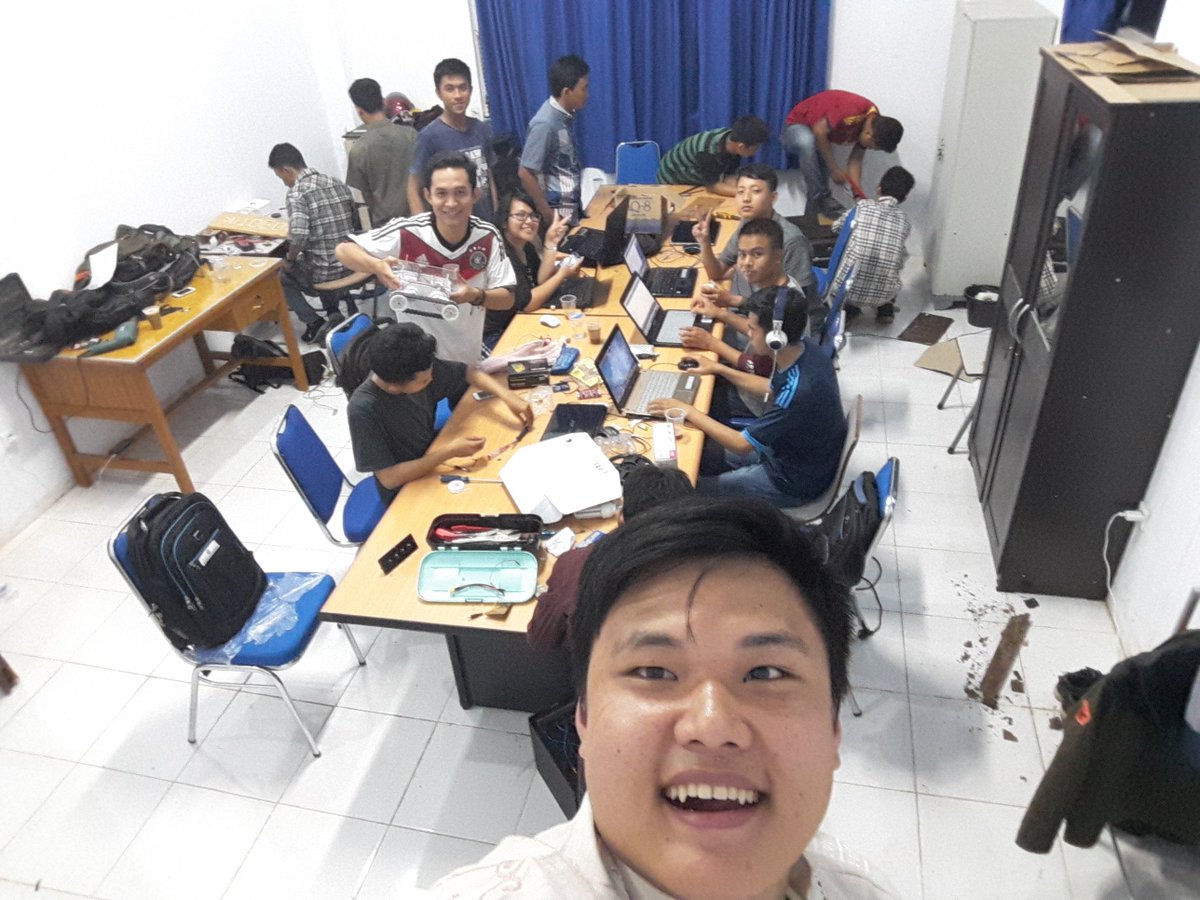 robotik_teknik's tweet image. a night with robotic team #robotics #makerobot #damkar @drivolto97