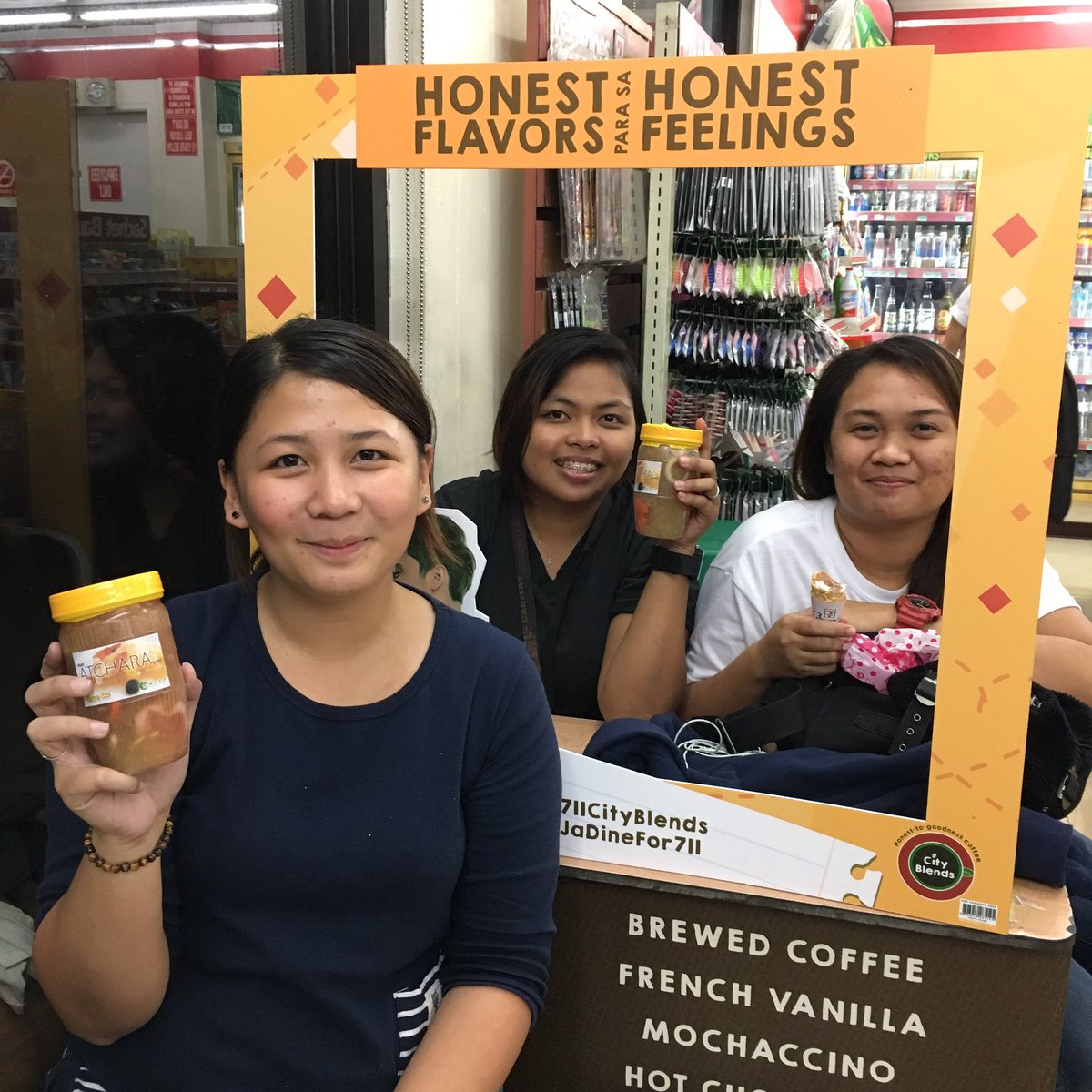 Yheleeee's tweet image. Got my atchara! 😂 @jiaaanedv @menorcaces #smoothtransaction di kpa sumama @MarenYMendoza 😆