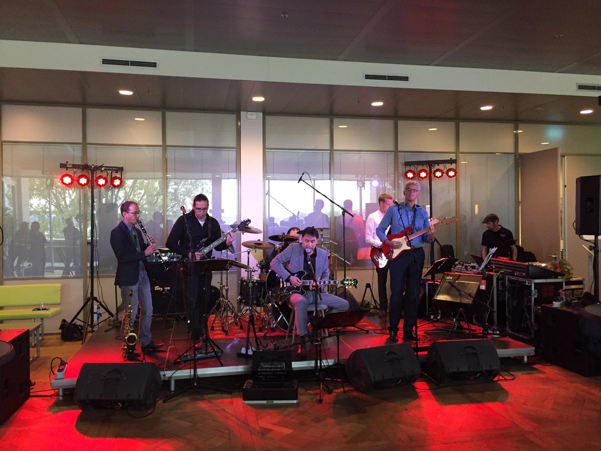 NienkeMeijer1's tweet photo. Hoogtepunt #Fontysmanagementevent @Fontys band met onvermoede talenten #hocuspocus2020 Swingend en zeer genieten! https://t.co/G4TieqKhlp