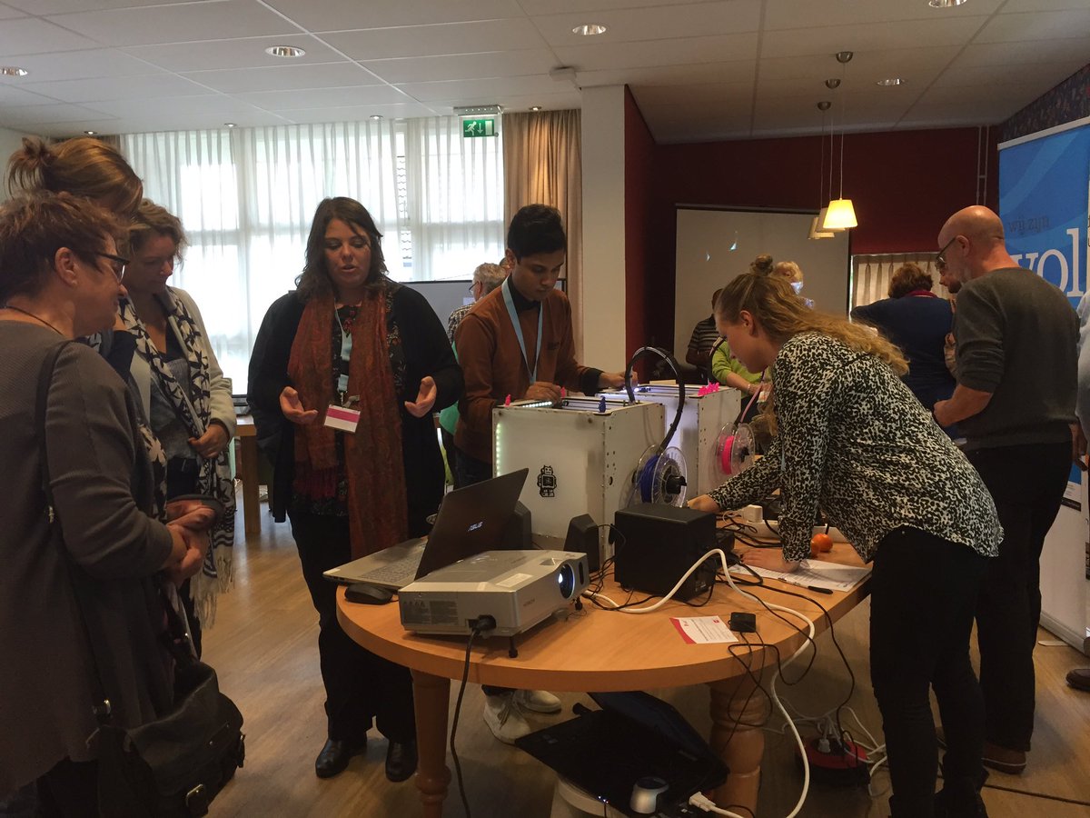 vdreest's tweet photo. Veel belangstelling bij Digimarkt Wolphaartsdijk / Oud Sabbinge. #SVRZ #De Meuleweie goed gastheer en samenwerkingspartner. https://t.co/C2fG7iAYC9