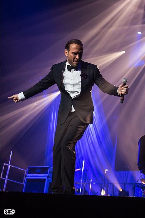 TeamMattGoss's tweet photo. Captivating photo of @mattgoss at @ssearena by @TMurrayphotos. Today he's off to @FoxwoodsCT for 2 shows this weekend! https://t.co/vCjVrnCYGJ