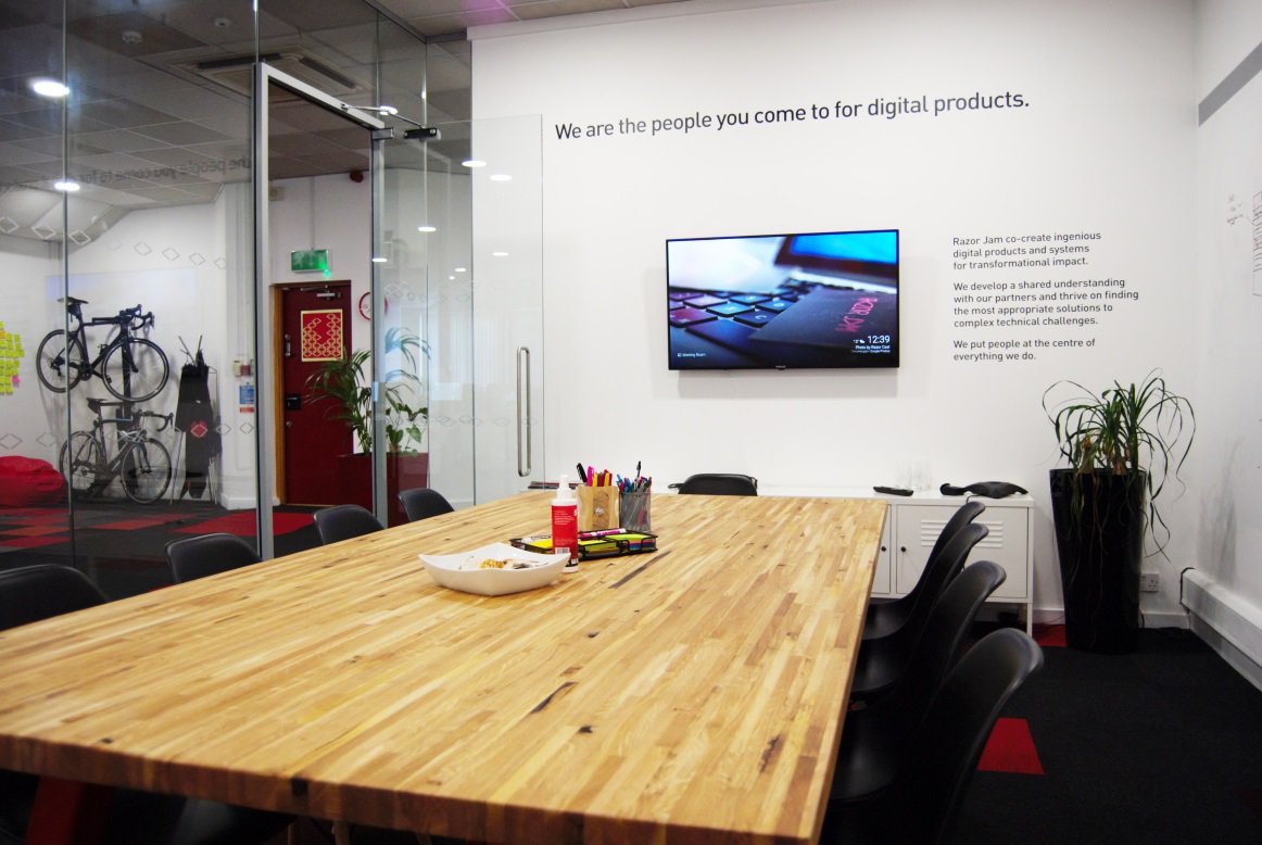 razor_uk's tweet image. Just landed, our new hand made oak wood meeting room table, supplied by @rccfurniture1. Beautiful. #softwarestudio #digitalproducts