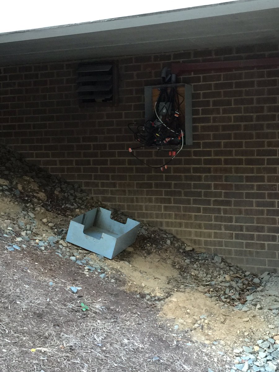 AKWCondo's tweet photo. @comcastcares  Every time your techs visit our property they leave the same mess. It's lazy and unacceptable. Is this the Comcast way? https://t.co/dKwmMHQk1L